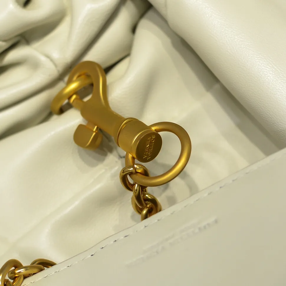🔥🔥The counterattack of the popular Bottega Veneta started with this series of The Pouch cloud bags, which went viral in the fashion circle and started a craze! Out of stock, out of stock, out of stock... One piece is hard to find, super hard to buy, regardless of age, season, or occasion. Very classy. Really, if you carry this on the road, it will turn heads! This is also the reason why this series is so expensive. Large size: 38*20*8.5cm [Big Cloud Weaving]
